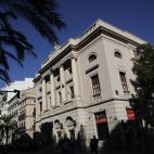 Vista del exterior del Teatro Principal de Valencia, en una imagen después de su cierre.
