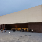 Acceso principal del Auditori de Castelló, que suma su terraza a los espacios destinados a la música en directo.