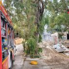 Un camión de los Bomberos de la Diputación de Alicante trabaja junto a la antigua discoteca Mansion de Benidorm. / Consorcio de Bomberos de Alicante
