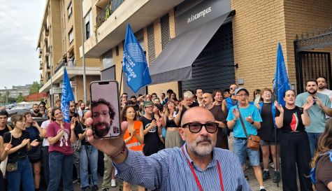 Un compañero de Daniel en la Universitat de València le enseña al propio Daniel la concentración de gente junto al portal de su casa.