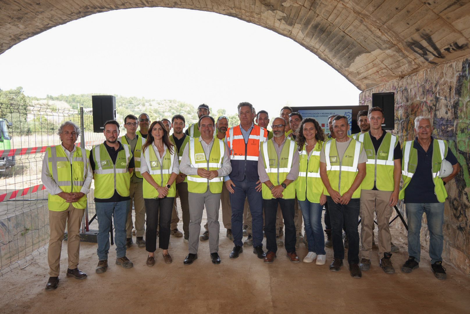 El presidente de la Generalitat, Juanfran Pérez Llorca, y el vicepresidente tercero, Vicente Martínez Mus, junto al equipo técnico durante la visita a las obras de limpieza y renaturalización del barranco del Gallo, en Chiva. / Generalitat Valenciana El presidente de la Generalitat, Juanfran Pérez Llorca, y el vicepresidente tercero, Vicente Martínez Mus, junto al equipo técnico durante la visita a las obras de limpieza y renaturalización del barranco del Gallo, en Chiva. / Generalitat Valenciana