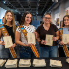 La Reina y las damas de Nules, junto a la concejala de Fiestas, durante el reparto del programa de las fiestas patronales de la Virgen de la Soledad.