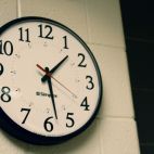 Los relojes se atrasan una hora en la madrugada del 25 de octubre con la llegada del horario de invierno. / Shawn Stutzman