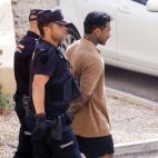 El detenido como supuesto autor del asesinato machista de su pareja en Benidorm custodiado por la Policía Naciona. / EFE-Morell