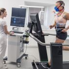 Imagen de recurso de una ergoespirometría, que combina el análisis de gases respiratorios y la monitorización cardiaca durante el ejercicio.