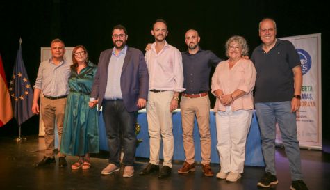 Integrants de Units per Alboraya i representants de Unión Municipalista durant la presentació al Teatre L’Agrícola.