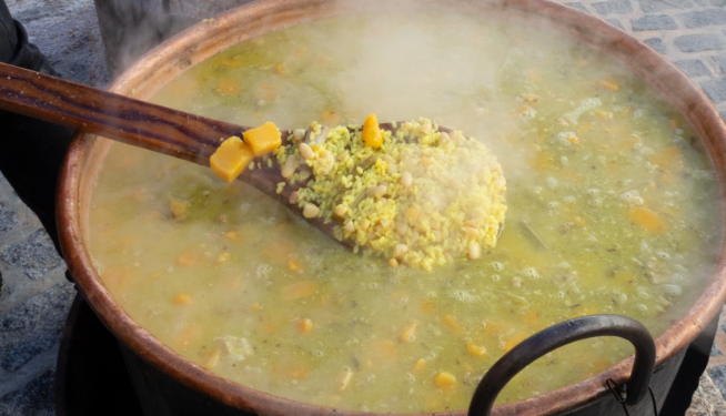Arròs caldós amb fesols i naps cuinat amb calderes de ferro, recuperant la tradició original. Arròs caldós amb fesols i naps cuinat amb calderes de ferro, recuperant la tradició original.