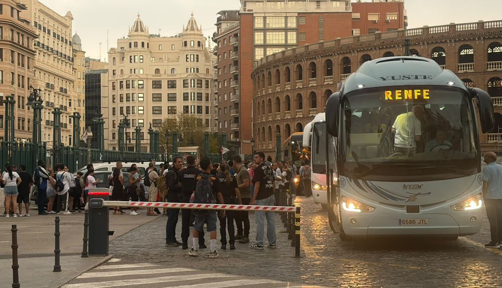 Autobuses con destino a los pueblos de la provincia de Valencia se colocan junto a la Estación del Norte. / EPDA