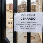 Un cartel en la puerta de un colegio anuncia la suspensión de clases ante la alerta meteorológica.