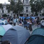 Imagen de la plaza del Ayuntamiento de Valencia donde este sábado se han montado varias tiendas de campaña en protesta por el problema con la vivienda.