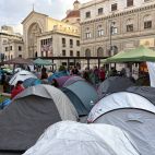 Acampada en defensa de la vivienda en la plaza de la Montañeta en Alicante.