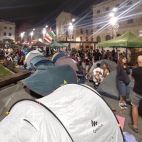 Tiendas de campaña en la plaza de la Montañeta durante la acampada por la vivienda en Alicante.