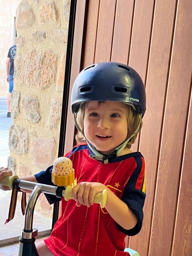 Enric utiliza una bici con cuatro ruedas para desplazarse, siempre con el casco por si sufre caídas. Enric utiliza una bici con cuatro ruedas para desplazarse, siempre con el casco por si sufre caídas.