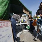 Varias personas se organizan en la acampada de protesta por la vivienda. / EFE-Manuel Bruque
