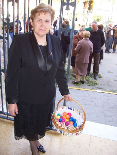 Fina la de Roseldo, en una imagen de archivo con una cesta de huevos de Pascua. Fina la de Roseldo, en una imagen de archivo con una cesta de huevos de Pascua.