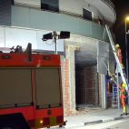 Un camió arrossega un vehicle estacionat i el fa impactar contra un baix comercial a Alberic. Un camió arrossega un vehicle estacionat i el fa impactar contra un baix comercial a Alberic.