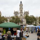 La acampada de protesta por la vivienda cumple su cuarta jornada en la plaza del Ayuntamiento de Valencia. / EFE-Ana Escobar