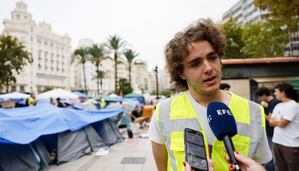 El portavoz de la acampada de protesta por la vivienda en la plaza del Ayuntamiento de Valencia, Hugo, realiza declaraciones durante este martes. / EFE-Ana Escobar El portavoz de la acampada de protesta por la vivienda en la plaza del Ayuntamiento de Valencia, Hugo, realiza declaraciones durante este martes. / EFE-Ana Escobar