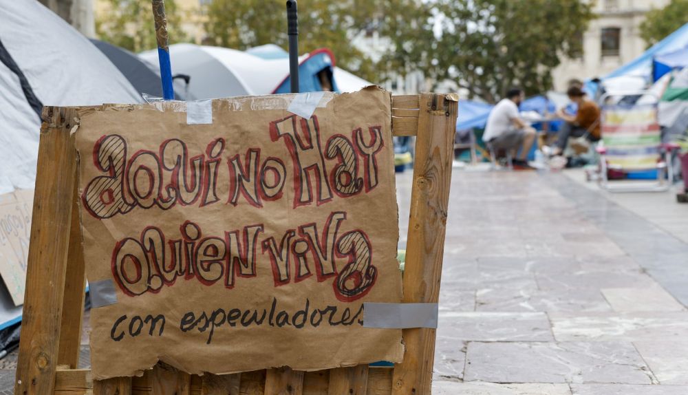 Vista general de la acampada de protesta por la vivienda en la plaza del Ayuntamiento de Valencia. / EFE-Ana Escobar Vista general de la acampada de protesta por la vivienda en la plaza del Ayuntamiento de Valencia. / EFE-Ana Escobar