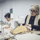 Dos mujeres trabajan con máquinas de coser en un taller de costura de Casa Caridad. / Casa Caridad Dos mujeres trabajan con máquinas de coser en un taller de costura de Casa Caridad. / Casa Caridad
