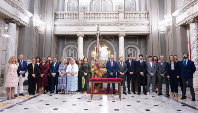 Corporación municipal junto a la Reial Senyera i la espada del Rei Jaume. Corporación municipal junto a la Reial Senyera i la espada del Rei Jaume.