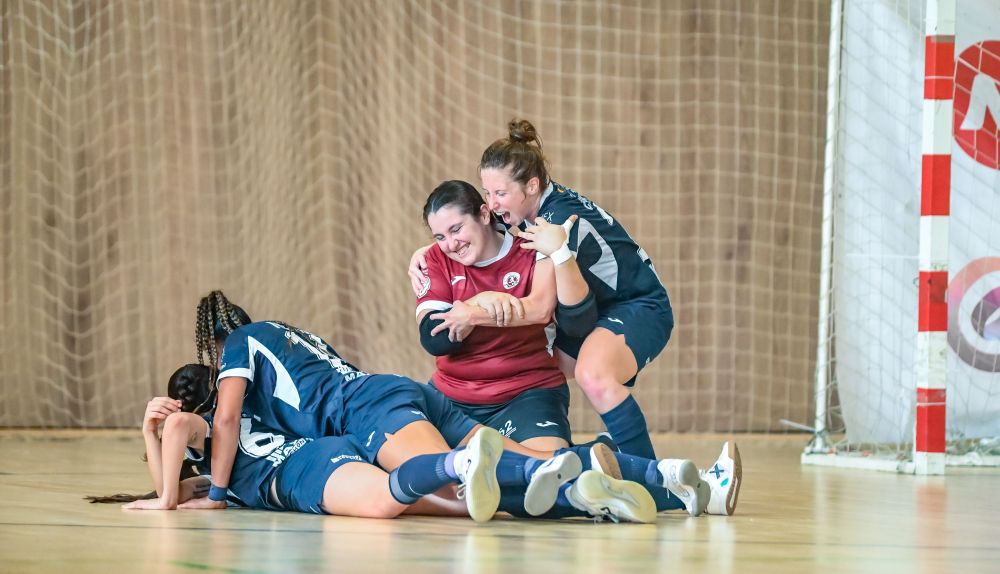 Las jugadoras del Nou Túria FSF celebran el segundo gol del equipo ante el Linyola, obra de Palan. / CD Nou Túria FSF