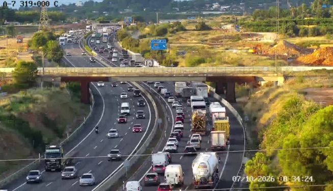 Retenciones de tráfico en la A-7, a la altura del kilómetro 319, este miércoles 7 de octubre. Retenciones de tráfico en la A-7, a la altura del kilómetro 319, este miércoles 7 de octubre.