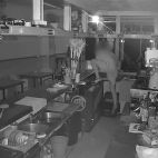 El autor del robo en un bar de Silla en acción. El autor del robo en un bar de Silla en acción.