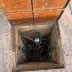 Arqueta del alumbrado público de Castellnovo, abierta y con el cable cortado tras el robo. Arqueta del alumbrado público de Castellnovo, abierta y con el cable cortado tras el robo.