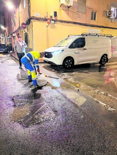 L’alcalde junt a un operari municipal en els últims dies de fortes pluges. L’alcalde junt a un operari municipal en els últims dies de fortes pluges.