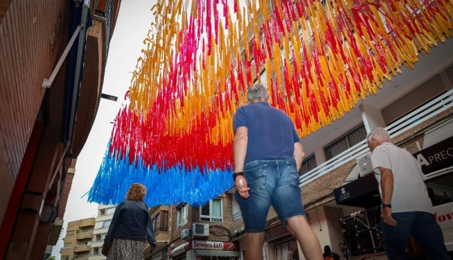 Un carrer de Torrent engalanat amb la senyera valenciana.