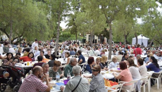 Dinar popular pel 9 d'Octubre a Burjassot. Dinar popular pel 9 d'Octubre a Burjassot.