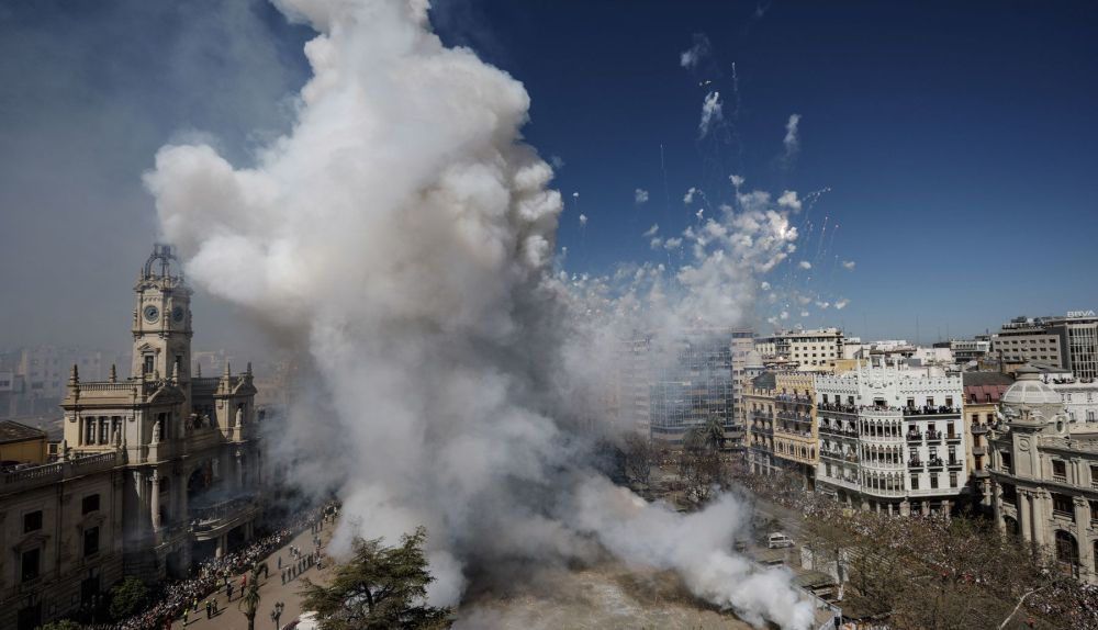 Imagen de una mascletá en la plaza del Ayuntamiento de Valencia. / EFE-Manuel Bruque Imagen de una mascletá en la plaza del Ayuntamiento de Valencia. / EFE-Manuel Bruque