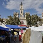 La acampada por el derecho a la vivienda instalada en la plaza del Ayuntamiento de Valencia. / EFE-Ana Escobar La acampada por el derecho a la vivienda instalada en la plaza del Ayuntamiento de Valencia. / EFE-Ana Escobar
