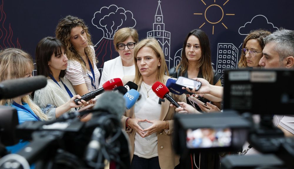 La delegada del Gobierno, Pilar Bernabé, atiende a los periodistas en una imagen de este martes. / EFE-Manuel Bruque La delegada del Gobierno, Pilar Bernabé, atiende a los periodistas en una imagen de este martes. / EFE-Manuel Bruque