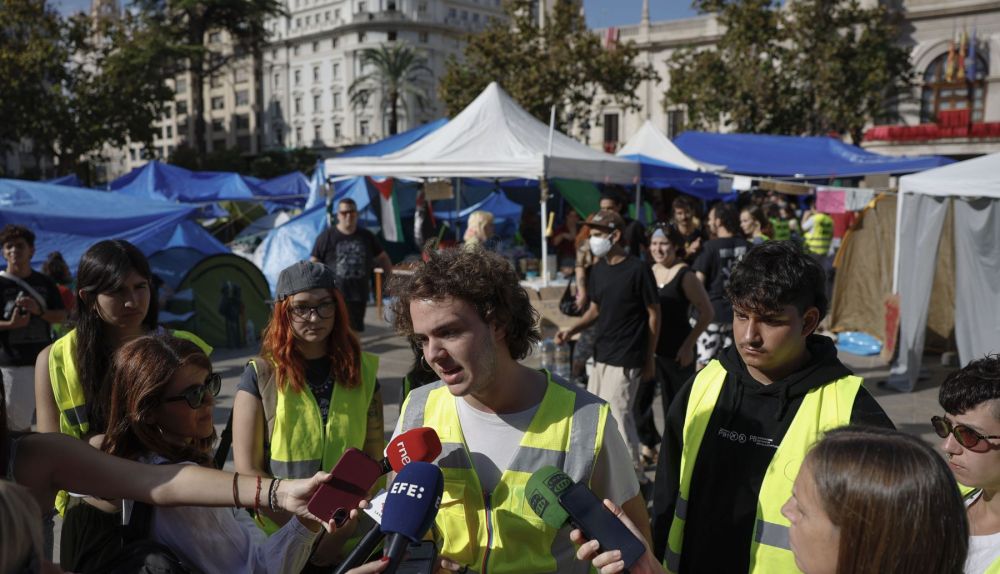 Uno de los portavoces de los acampados atiende a los medios de comunicación. / EFE-Ana Escobar Uno de los portavoces de los acampados atiende a los medios de comunicación. / EFE-Ana Escobar