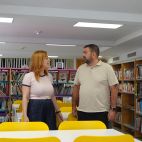 La regidora de Cultura, Dolors Gimeno, i el vicealcalde, José Cuberos, a la biblioteca. La regidora de Cultura, Dolors Gimeno, i el vicealcalde, José Cuberos, a la biblioteca.
