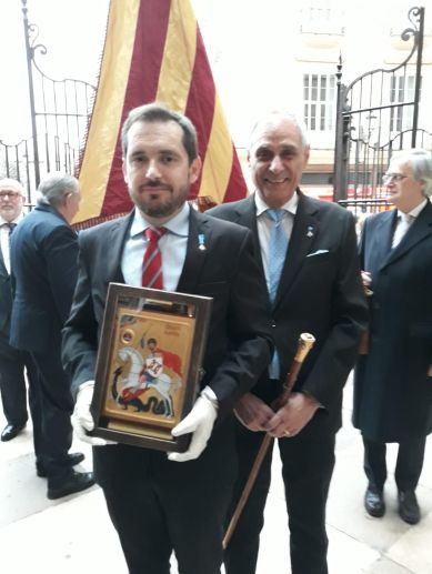 Un dels membres de l'Insigne Capítul sosté la icona amb la relíquia de Sant Jordi. Un dels membres de l'Insigne Capítul sosté la icona amb la relíquia de Sant Jordi.