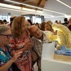 Visitantes contemplan una pieza de cerámica de la exposición “Cuando el mar se alza” en Valencia. Visitantes contemplan una pieza de cerámica de la exposición “Cuando el mar se alza” en Valencia.