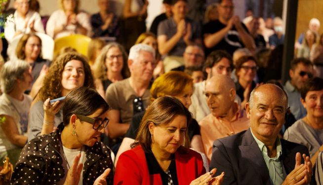 El público aplaude durante la presentación de “Cuando el mar se alza” en Valencia. El público aplaude durante la presentación de “Cuando el mar se alza” en Valencia.
