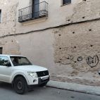 Pintadas con espray negro sobre la muralla medieval de Moncofa, restaurada hace poco.