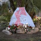 Altar en recuerdo de Maricarmen Abascal, con flores y un cartel, en la acampada por la vivienda de la plaza del Ayuntamiento de Valencia. / EFE-Biel Aliño Altar en recuerdo de Maricarmen Abascal, con flores y un cartel, en la acampada por la vivienda de la plaza del Ayuntamiento de Valencia. / EFE-Biel Aliño