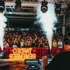 Un DJ actúa ante cientos de personas en un Tardeo Remember, con columnas de humo y el cartel luminoso del evento. / Fotur Un DJ actúa ante cientos de personas en un Tardeo Remember, con columnas de humo y el cartel luminoso del evento. / Fotur