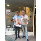 Antonio Camaró y Pere Valenciano posan con la obra «Liberté, Mon Amour» ante la sede de El Periódico de Aquí. / EPDA
