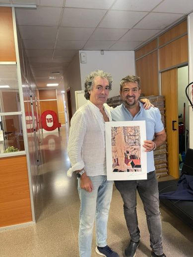 Antonio Camaró y Pere Valenciano posan con la obra «Liberté, Mon Amour» en la redacción de El Periódico de Aquí.