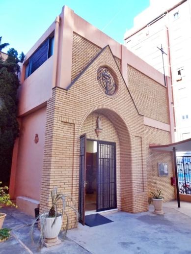 Fachada de ladrillo caravista de la Parroquia de San Fernando Rey, en la calle Almoines, en la Olivereta.