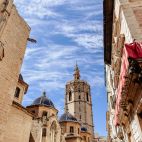 El Micalet asoma entre la Catedral y las cúpulas de tejas azules, una de las vistas más reconocibles de Ciutat Vella. El Micalet asoma entre la Catedral y las cúpulas de tejas azules, una de las vistas más reconocibles de Ciutat Vella.