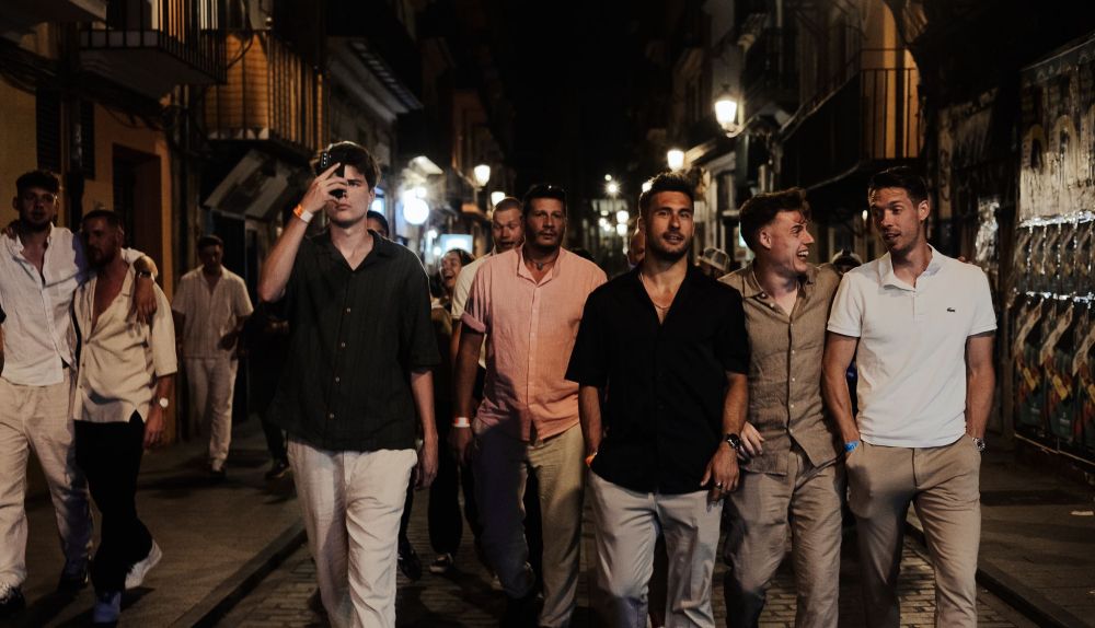 Un grupo recorre a pie el casco antiguo durante una ruta nocturna por la ciudad. Un grupo recorre a pie el casco antiguo durante una ruta nocturna por la ciudad.