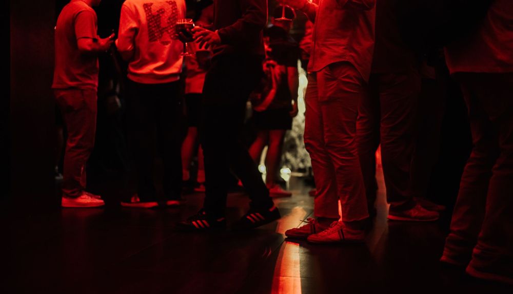 El ambiente de los locales de ocio invita a conversar y a conocer gente nueva, también a quienes viajan solos. El ambiente de los locales de ocio invita a conversar y a conocer gente nueva, también a quienes viajan solos.