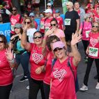 Un grupo de participantes saluda durante la marcha de una edición anterior de ‘Valencia contra el Cáncer’, con la camiseta ‘Súper persona solidaria’. / RunCáncer